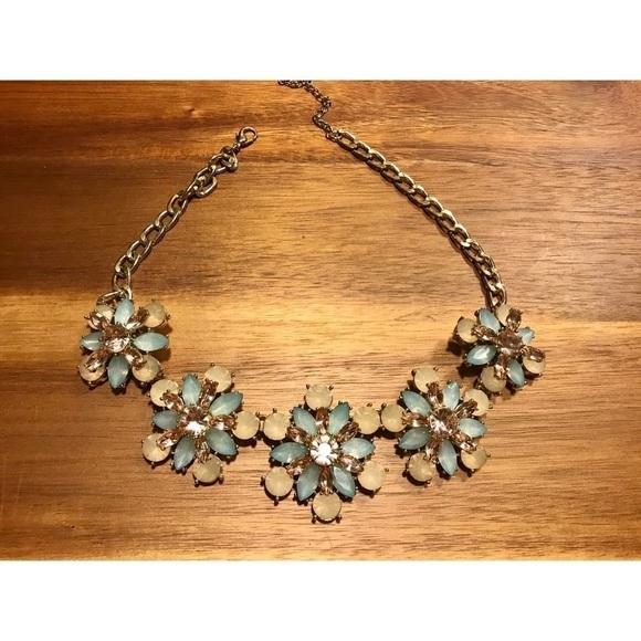 Francesca’s Collections Statement Necklace - Picture 2 of 2